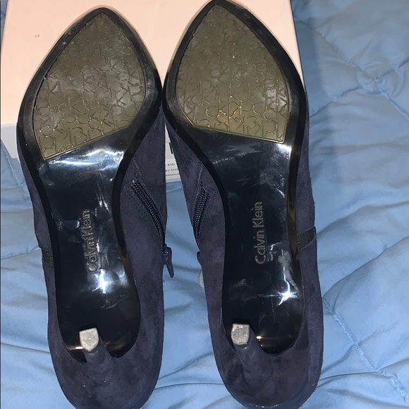 CALVIN KLEIN JOANIE SUEDE ANKLE BOOTIE 11 NWOT NIB - Picture 3 of 10